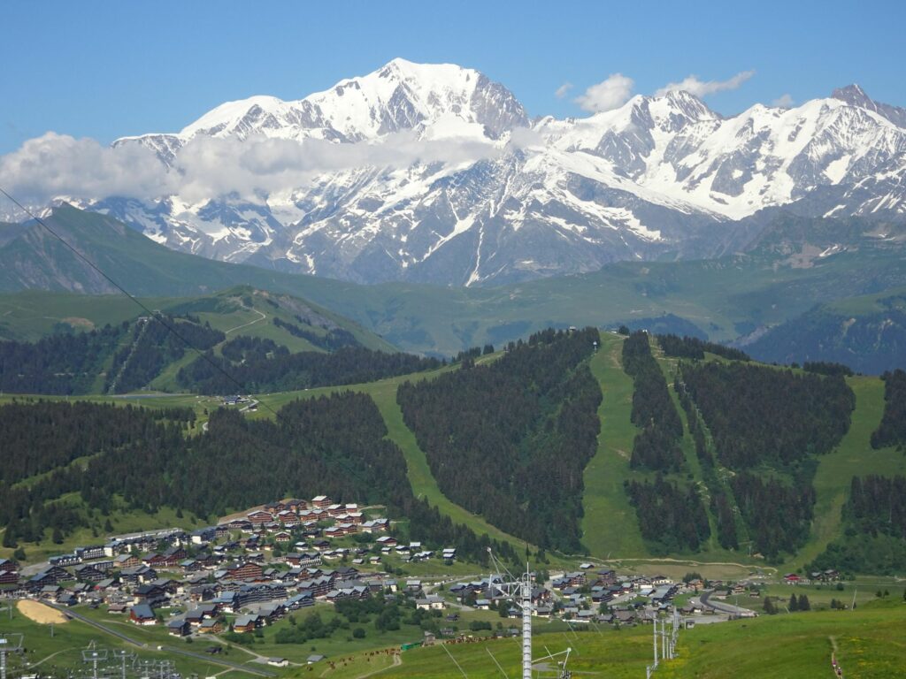 Les Saisies avec le Mont Blanc à l'arrière-plan