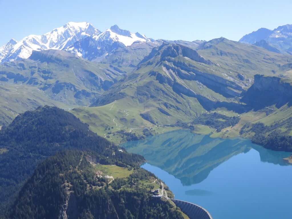 Le mont Blanc avec le lac de Roselend à l'avant-plan